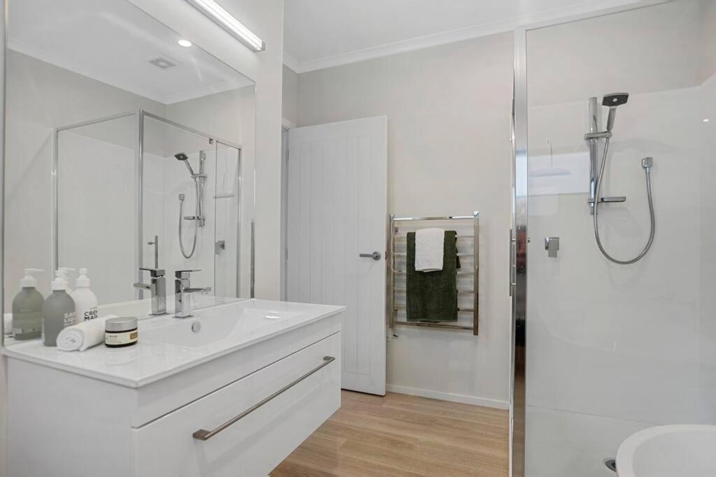 Another On Leo Waihi Exterior foto